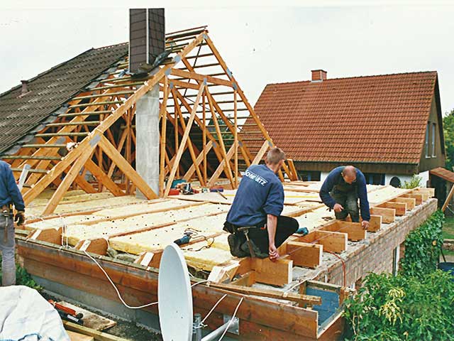 Entfernen eines vorhandenen, nicht ausbaufähigen Brettbinderdaches und Errichtung eines neuen Dachgeschosses in Holzrahmenbauweise.