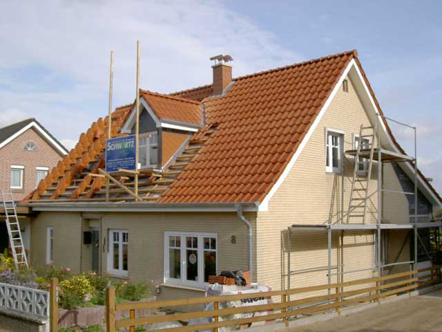 Erneuerung der Dacheindeckung und Einbau einer neuen Gaube.n