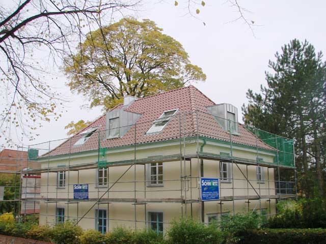 Erneuerung der Dämmung und Dacheindeckung sowie Einbau von Gauben und Dachflächenfenstern.